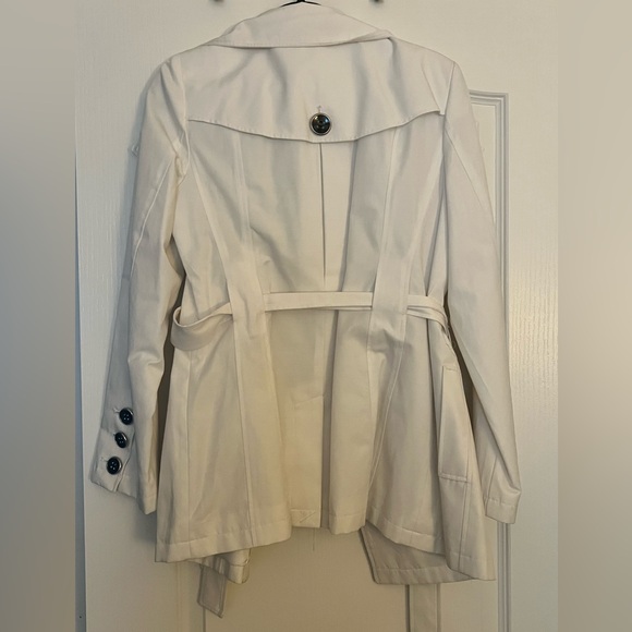 White trench coat with black buttons - Picture 2 of 3